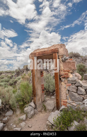 Una rovina il telaio della porta e i resti di un muro di mattoni a Bodie Ghost Town, California. Foto Stock