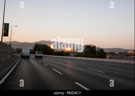 Izmir, Turchia - 3 Agosto 2018: Gee perla skyscrapper, Mistral skyscrapper e torri Folkart vista dalla strada di Ankara con il traffico di Izmir, Turchia. Foto Stock