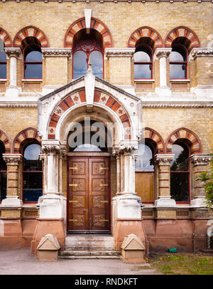 Foliated ferro battuto su una porta, Abbey Mills liquami stazione di pompaggio 1868 da Bazalgette e Cooper, Stratford, Londra, Inghilterra, Regno Unito Foto Stock