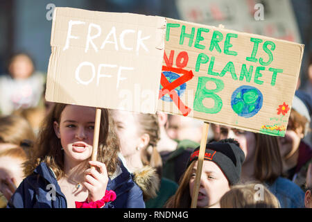 Sciopero della gioventù 4 Clima protesta in Manchester City Centre di oggi. Centinaia di studenti si sono riuniti in piazza San Pietro oggi mentre simili eventi hanno avuto luogo in tutto il paese. Il ricorso era parte di un movimento suscitato in agosto da 16-anno-vecchio schoolgirl Greta Thunberg, che ha tenuto una protesta da solista al di fuori della Svezia il parlamento. Foto Stock