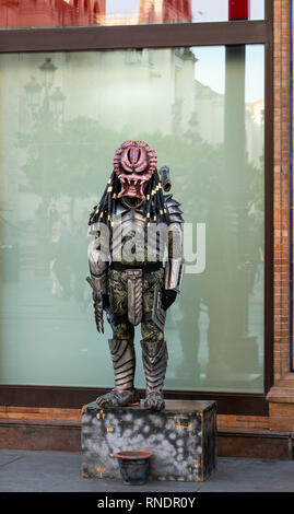 Street performer vestito come un alieno predatore a Siviglia, Spagna Foto Stock