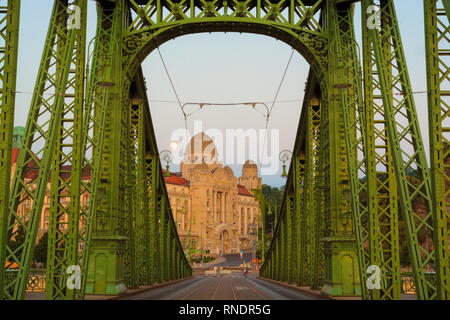 Gellert bathhouse edificio Liberty in apertura del ponte Foto Stock