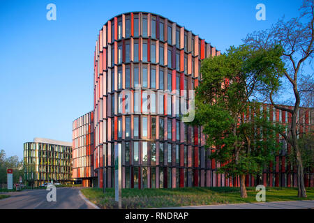 Colonia uffici ovale. Edificio per uffici a Gustav-Heinemann-Ufer a Colonia, in Germania. Architetti: Sauerbruch Hutton. Foto Stock