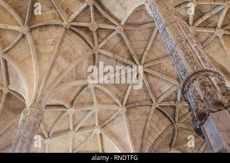 Il soffitto della Hieronymus monastero, un luogo popolare per escursionisti di Belem a Lisbona, Portogallo Foto Stock