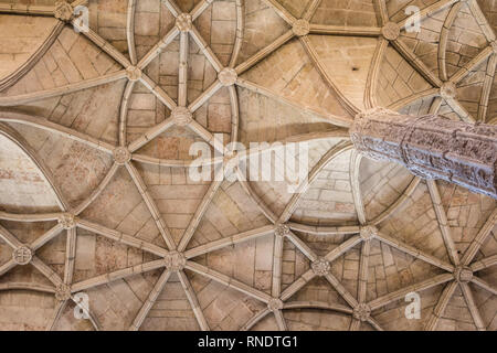 Il soffitto della Hieronymus monastero, un luogo popolare per escursionisti di Belem a Lisbona, Portogallo Foto Stock