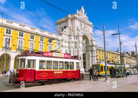 Lisbona, Portogallo - 5 Marzo 2016: : vecchie vetture tranviarie colorati sul quadrato Praca de Comercio a Lisbona Portogallo. Foto Stock