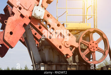 Parte di un pozzo petrolifero di produzione di petrolio, benzina e gas, close-up, petrolio Foto Stock