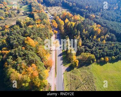 Vista aerea del bellissimo paesaggio della regione Mazury durante la stagione autunnale, Konopka Hill (Góra Konopki), Wegorzewo, Polonia Foto Stock