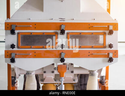 Grano di moderno impianto di lavorazione, attrezzature presso l'impianto per la pulizia di granella dal garbage, pulizia granoturco Foto Stock