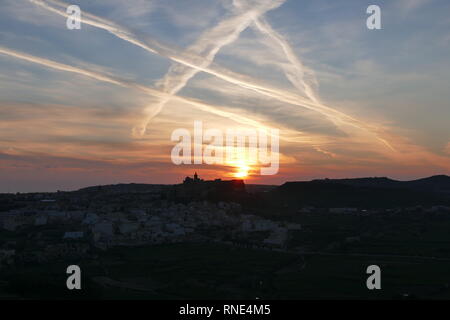 Gozo, 18 febbraio, 2019. Tramonto sul Mediterraneo isola di Gozo si affaccia la cittadella nella capitale Victoria. Credito: Adam Alexander/Alamy News live Foto Stock