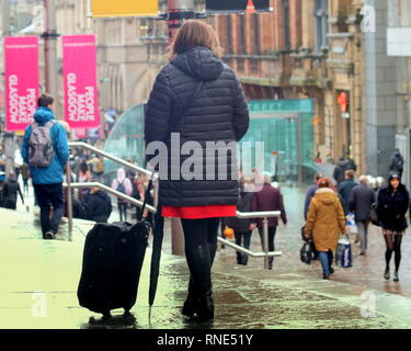 Glasgow, Scotland, Regno Unito 18th, febbraio 2019 UK Meteo: giornata piovosa come la gente del posto e i turisti godere dei loro ombrelloni.Credit Gerard Ferry/Alamy Live News Foto Stock