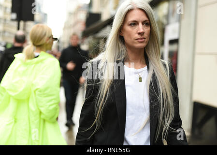 Londra, Regno Unito. 18 Febbraio, 2019. Street style visto a Londra la settimana della moda. Sarah Harris arriva per la Christopher Kane AW19 visualizza. Credito: Saira MacLeod/Alamy Live News Foto Stock