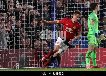 Londra, Regno Unito. 18 Febbraio, 2019. Ander Herrera del Manchester United festeggia dopo aver segnato il suo team il primo obiettivo. La Emirates FA Cup, il quinto round match, Chelsea V Manchester United a Stamford Bridge a Londra lunedì 18 febbraio 2019. Questa immagine può essere utilizzata solo per scopi editoriali. Solo uso editoriale, è richiesta una licenza per uso commerciale. Nessun uso in scommesse, giochi o un singolo giocatore/club/league pubblicazioni. pic da Steffan Bowen/ Andrew Orchard fotografia sportiva/Alamy Live news Credito: Andrew Orchard fotografia sportiva/Alamy Live News Foto Stock