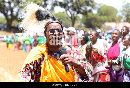 Nyeri, Kenya. 18 Febbraio, 2019. Del Kenya ballerini tradizionali visto di eseguire durante la commemorazione.Kenya di combattenti per la libertà contro la dominazione coloniale britannica denominato ''˜Mau Mau' commemorato l'esecuzione del loro leader Dedan Kimathi il 18 febbraio 1957. Il suo corpo fu sepolto in una tomba sconosciuta, vedova Mukami Kimathi vuole la sua tomba descritta e rimane esumato per una degna sepoltura. Credito: Billy Mutai SOPA/images/ZUMA filo/Alamy Live News Foto Stock