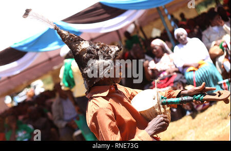 Nyeri, Kenya. 18 Febbraio, 2019. Del Kenya ballerini tradizionali visto di eseguire durante la commemorazione.Kenya di combattenti per la libertà contro la dominazione coloniale britannica denominato ''˜Mau Mau' commemorato l'esecuzione del loro leader Dedan Kimathi il 18 febbraio 1957. Il suo corpo fu sepolto in una tomba sconosciuta, vedova Mukami Kimathi vuole la sua tomba descritta e rimane esumato per una degna sepoltura. Credito: Billy Mutai SOPA/images/ZUMA filo/Alamy Live News Foto Stock