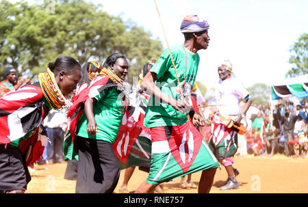 Nyeri, Kenya. 18 Febbraio, 2019. Del Kenya ballerini tradizionali visto di eseguire durante la commemorazione.Kenya di combattenti per la libertà contro la dominazione coloniale britannica denominato ''˜Mau Mau' commemorato l'esecuzione del loro leader Dedan Kimathi il 18 febbraio 1957. Il suo corpo fu sepolto in una tomba sconosciuta, vedova Mukami Kimathi vuole la sua tomba descritta e rimane esumato per una degna sepoltura. Credito: Billy Mutai SOPA/images/ZUMA filo/Alamy Live News Foto Stock