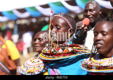 Nyeri, Kenya. 18 Febbraio, 2019. Del Kenya ballerini tradizionali visto di eseguire durante la commemorazione.Kenya di combattenti per la libertà contro la dominazione coloniale britannica denominato ''˜Mau Mau' commemorato l'esecuzione del loro leader Dedan Kimathi il 18 febbraio 1957. Il suo corpo fu sepolto in una tomba sconosciuta, vedova Mukami Kimathi vuole la sua tomba descritta e rimane esumato per una degna sepoltura. Credito: Billy Mutai SOPA/images/ZUMA filo/Alamy Live News Foto Stock