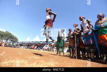 Nyeri, Kenya. 18 Febbraio, 2019. Del Kenya ballerini tradizionali visto di eseguire durante la commemorazione.Kenya di combattenti per la libertà contro la dominazione coloniale britannica denominato ''˜Mau Mau' commemorato l'esecuzione del loro leader Dedan Kimathi il 18 febbraio 1957. Il suo corpo fu sepolto in una tomba sconosciuta, vedova Mukami Kimathi vuole la sua tomba descritta e rimane esumato per una degna sepoltura. Credito: Billy Mutai SOPA/images/ZUMA filo/Alamy Live News Foto Stock