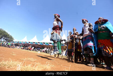 Nyeri, Kenya. 18 Febbraio, 2019. Del Kenya ballerini tradizionali visto di eseguire durante la commemorazione.Kenya di combattenti per la libertà contro la dominazione coloniale britannica denominato ''˜Mau Mau' commemorato l'esecuzione del loro leader Dedan Kimathi il 18 febbraio 1957. Il suo corpo fu sepolto in una tomba sconosciuta, vedova Mukami Kimathi vuole la sua tomba descritta e rimane esumato per una degna sepoltura. Credito: Billy Mutai SOPA/images/ZUMA filo/Alamy Live News Foto Stock