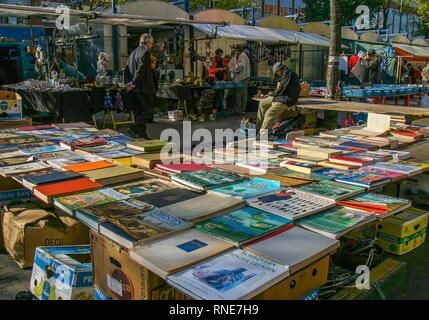 Amsterdam, Paesi Bassi. 10 ottobre, 2005. Le numerose bancarelle del più antico Mercato delle pulci di Amsterdam e i Paesi Bassi, la Waterlooplein (piazza Waterloo) Il mercato delle pulci è visitato da molti turisti. Credito: Arnold Drapkin/ZUMA filo/Alamy Live News Foto Stock