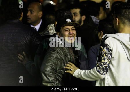 Il Cairo, Egitto. 18 Febbraio, 2019. Le persone reagiscono in un sito di un esplosione di al-Darb al-Ahmar quartiere. Un sospetto bombardiere e due poliziotti sono stati uccisi quando un dispositivo esplosivo è andato fuori del Cairo come le forze di sicurezza sono a caccia di un sospetto, il Ministero degli interni di detto fine lunedì. Credito: Mohamed Elhosary/dpa/Alamy Live News Foto Stock