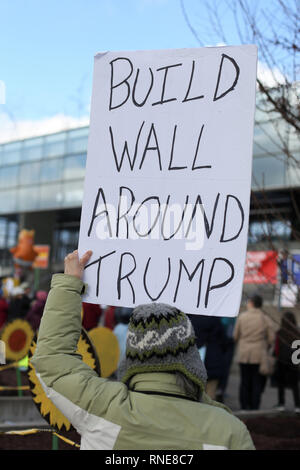 Eugene, Oregon, Stati Uniti d'America. 18 Febbraio, 2019. Manifestanti di Eugene, Oregon rally contro il Presidente Trump's proposta di 'Stato d' emergenza per costruire la parete di confine tra gli Stati Uniti e il Messico. Credito: Gina Kelly/Alamy Live News Foto Stock