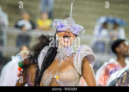 Sao Paulo, Sao Paulo, Brasile. 15 Feb, 2019. Un attore e ballerino da Tom Maior samba scuola prendere parte alle prove generali per le prossime Sao Paulo Carnevale 2019, all'Anhembi Sambadrome. Le sfilate si svolgerà il 1 e 2 Marzo prossimi. (Credito Immagine: © Paulo LopesZUMA filo) Foto Stock