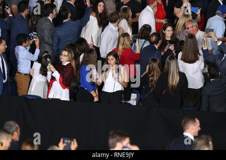 Miami, Stati Uniti d'America. 18 Febbraio, 2019. Presidente Donald Trump e la First Lady Melania Trump frequentare un rally a Florida International University il 18 febbraio 2019 a Miami in Florida. Presidente Trump ha parlato della crisi in corso in Venezuela. Persone: atmosfera Credito: tempeste Media Group/Alamy Live News Foto Stock