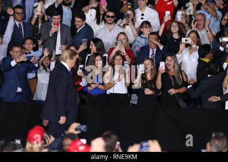 Miami, Stati Uniti d'America. 18 Febbraio, 2019. Presidente Donald Trump e la First Lady Melania Trump frequentare un rally a Florida International University il 18 febbraio 2019 a Miami in Florida. Presidente Trump ha parlato della crisi in corso in Venezuela. Persone: atmosfera Credito: tempeste Media Group/Alamy Live News Foto Stock