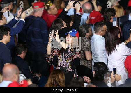 Miami, Stati Uniti d'America. 18 Febbraio, 2019. Presidente Donald Trump e la First Lady Melania Trump frequentare un rally a Florida International University il 18 febbraio 2019 a Miami in Florida. Presidente Trump ha parlato della crisi in corso in Venezuela. Persone: atmosfera Credito: tempeste Media Group/Alamy Live News Foto Stock