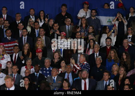 Miami, Stati Uniti d'America. 18 Febbraio, 2019. Presidente Donald Trump e la First Lady Melania Trump frequentare un rally a Florida International University il 18 febbraio 2019 a Miami in Florida. Presidente Trump ha parlato della crisi in corso in Venezuela. Persone: atmosfera Credito: tempeste Media Group/Alamy Live News Foto Stock