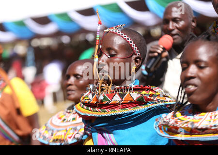 Del Kenya ballerini tradizionali visto di eseguire durante la commemorazione. Kenya di combattenti per la libertà contro la dominazione coloniale britannica denominata "au Mau' commemorato l'esecuzione del loro leader Dedan Kimathi il 18 febbraio 1957. Il suo corpo fu sepolto in una tomba sconosciuta, vedova Mukami Kimathi vuole la sua tomba descritta e rimane esumato per una degna sepoltura. Foto Stock