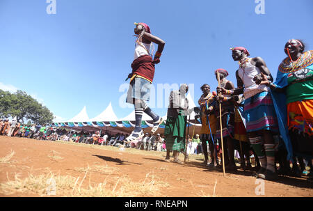 Del Kenya ballerini tradizionali visto di eseguire durante la commemorazione. Kenya di combattenti per la libertà contro la dominazione coloniale britannica denominata "au Mau' commemorato l'esecuzione del loro leader Dedan Kimathi il 18 febbraio 1957. Il suo corpo fu sepolto in una tomba sconosciuta, vedova Mukami Kimathi vuole la sua tomba descritta e rimane esumato per una degna sepoltura. Foto Stock