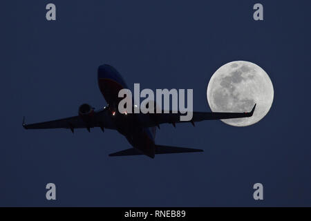 Phoenix, Arizona, Stati Uniti. 18 Febbraio, 2019. Febbraio 18, 2018 - Phoenix, Arizona, Stati Uniti d'America - un Southwest Airlines 737 decolla da Phoenix Sky Harbor International Airpor come un super luna sorge nella distanza. Credito: KC Alfred/ZUMA filo/Alamy Live News Foto Stock