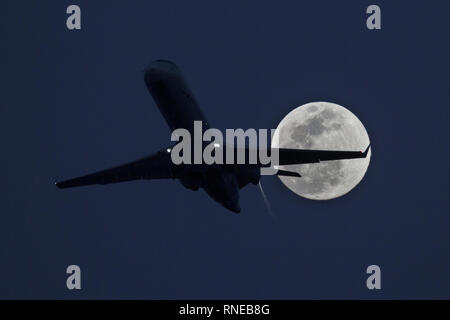 Phoenix, Arizona, Stati Uniti. 18 Febbraio, 2019. Febbraio 18, 2018 - Phoenix, Arizona, Stati Uniti d'America - un American Airlines jet decolla da Phoenix Sky Harbor International Airpor come un super luna sorge nella distanza. Credito: KC Alfred/ZUMA filo/Alamy Live News Foto Stock