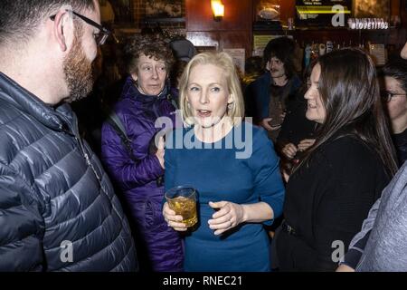 Iowa City, Iowa, USA. 18 Febbraio, 2019. Il senatore KIRSTEN GILLIBRAND (D-NY) campagne presso l'aereo di linea a Iowa City, Iowa il lunedì 18 febbraio, 2019. Credito: KC McGinnis/ZUMA filo/Alamy Live News Foto Stock