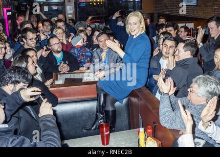 Iowa City, Iowa, USA. 18 Febbraio, 2019. Il senatore KIRSTEN GILLIBRAND (D-NY) campagne presso l'aereo di linea a Iowa City, Iowa il lunedì 18 febbraio, 2019. Credito: KC McGinnis/ZUMA filo/Alamy Live News Foto Stock