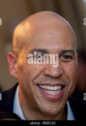 Febbraio 17, 2019, Manchester, New Hampshire USA: il candidato presidenziale democratico Senatore Cory Booker, ex sindaco di Newark lasciando un house party dopo la campagna elettorale, in Manchester, New Hampshire. Foto Stock