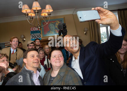 Febbraio 17, 2019, Manchester, New Hampshire USA: il candidato presidenziale democratico Senatore Cory Booker, ex sindaco di Newark lasciando un house party dopo la campagna elettorale, in Manchester, New Hampshire. Foto Stock