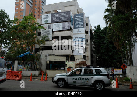 Una macchina della polizia si vede nella parte anteriore dell'edificio di Monaco durante il pattugliamento del settore. Venticinque anni dopo la morte di Pablo Escobar, la Medellín Sindaco di office e la Comunità hanno convenuto di demolire l'edificio di Monaco e di costruire un parco memoriale per le vittime di Escobar la guerra. L edificio è stato costruito come un bunker di lusso da capo, per mantenere se stesso e la sua famiglia al sicuro e come il cartello di Medellín presso la sede centrale. Il Principato di Monaco la costruzione di diventare un problema per la città, la chiesa di Santa Maria de los Angeles quartiere e la Comunità in quanto l'edificio fu eretto, almeno sei bombe sono state impostate su off nel Foto Stock