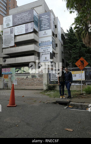 Medellin, Antioquia, Colombia. Xvii Feb, 2019. Luis Gomez e Gemma Muà±oz sono turisti ecuadoriani per visitare alcuni dei posti offerti in Pablo Escobar "narco tours''. Esse sono state visitando la hacienda Napoles, La Manuela hacienda di Guatapé e il Principato di Monaco edificio prima della demolizione. Per loro ''L'edificio Monaco demolizione è un errore perché è in grado di influenzare il turismo nella città e diminuirà il denaro lasciato dai turisti in MedellÃ-n'' .25 anni dopo la morte di Pablo Escobar, la MedellÃ-n sindaco di office e la Comunità hanno convenuto di demolire il Monaco la costruzione di un Foto Stock