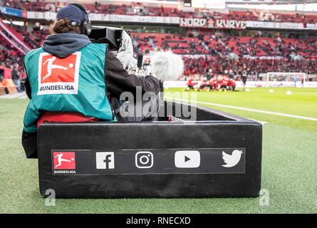 Leverkusen, Deutschland. 18 Febbraio, 2019. Funzione, cameraman lavorando dietro una pista con i social media pulsanti, TV, Media, pellicola, guardando la TV, Soccer 1.Bundesliga, 22.Spieltag, Bayer 04 Leverkusen (LEV) - Fortuna Dusseldorf (D) 2: 0, su 17.02.2019 a Leverkusen/Germania. ## DFL regolamenti vietano qualsiasi uso di fotografie come sequenze di immagini e/o quasi-video ## € | Utilizzo di credito in tutto il mondo: dpa/Alamy Live News Foto Stock