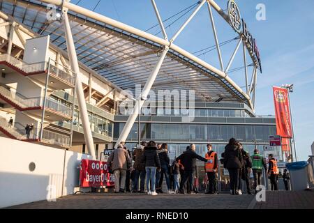 Leverkusen, Deutschland. 18 Febbraio, 2019. Funzione, EInlass controlla di fronte allo stadio, controllo di ammissione, calcio 1.Bundesliga, 22.Spieltag, Bayer 04 Leverkusen (LEV) - Fortuna Dusseldorf (D) 2: 0, su 17.02.2019 a Leverkusen/Germania. ## DFL regolamenti vietano qualsiasi uso di fotografie come sequenze di immagini e/o quasi-video ## € | Utilizzo di credito in tutto il mondo: dpa/Alamy Live News Foto Stock