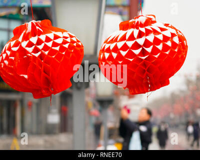 (190219) -- PECHINO, febbraio 19, 2019 (Xinhua) -- foto presa nel febbraio 19, 2019 mostra lanterne rosse coperte da neve lungo il Qianmen street a Pechino Capitale della Cina. (Xinhua/Shen Bohan) Foto Stock