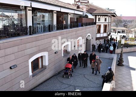 19 febbraio 2019, Turchia, Ankara: persone visita Haci Bayram-i veli moschea e nei suoi dintorni si trova nello storico quartiere di Ulus. Foto: Altan Gocher | Utilizzo di tutto il mondo Foto Stock