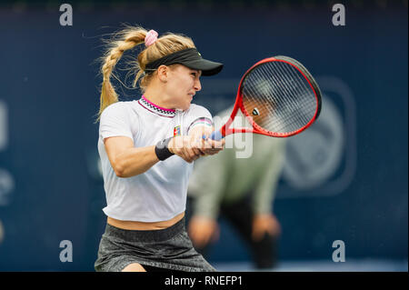 Dubai, EAU. 19 Feb, 2019. Eugenie Bouchard del Canada gioca un colpo nel secondo round del match contro Simona Halep della Romania durante il Dubai Duty Free campionato di tennis presso il Dubai International Tennis Stadium, Dubai, UAE il 19 febbraio 2019. Foto di concedere l'inverno. Credit: UK Sports Pics Ltd/Alamy Live News Foto Stock