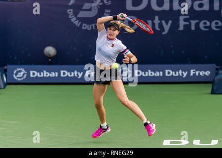 Dubai, EAU. 19 Feb, 2019. Eugenie Bouchard del Canada gioca un colpo nel secondo round del match contro Simona Halep della Romania durante il Dubai Duty Free campionato di tennis presso il Dubai International Tennis Stadium, Dubai, UAE il 19 febbraio 2019. Foto di concedere l'inverno. Credit: UK Sports Pics Ltd/Alamy Live News Foto Stock