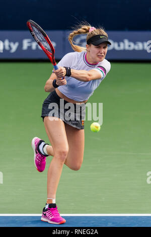 Dubai, EAU. 19 Feb, 2019. Eugenie Bouchard del Canada gioca un colpo nel secondo round del match contro Simona Halep della Romania durante il Dubai Duty Free campionato di tennis presso il Dubai International Tennis Stadium, Dubai, UAE il 19 febbraio 2019. Foto di concedere l'inverno. Credit: UK Sports Pics Ltd/Alamy Live News Foto Stock