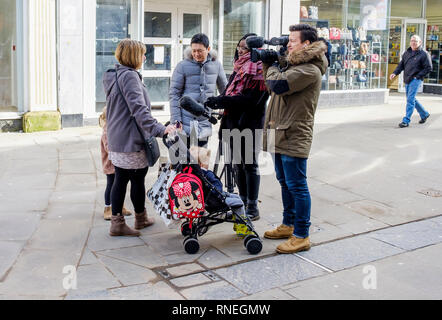 Swindon, Wiltshire, Regno Unito. Il 19 febbraio, 2019. Un TV news team sono illustrati nel centro di Swindon a parlare con gli acquirenti locali come le persone reagiscono alla notizia di oggi che la Honda non ha confermato che esse saranno di chiusura del loro fabbrica di automobili in città. Credito: Lynchpics/Alamy Live News Foto Stock