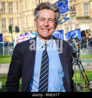 Westminster, Londra, Regno Unito, 19 feb 2019. Ben Bradshaw, MP, manodopera, Shadow il Segretario di Stato per la cultura e i mezzi di informazione e lo sport, su College Green di Westminster. Credito: Imageplotter/Alamy Live News Foto Stock